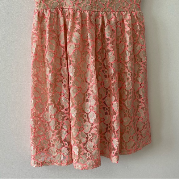 BEAUTIFUL LACE DRESS - Picture 7 of 11